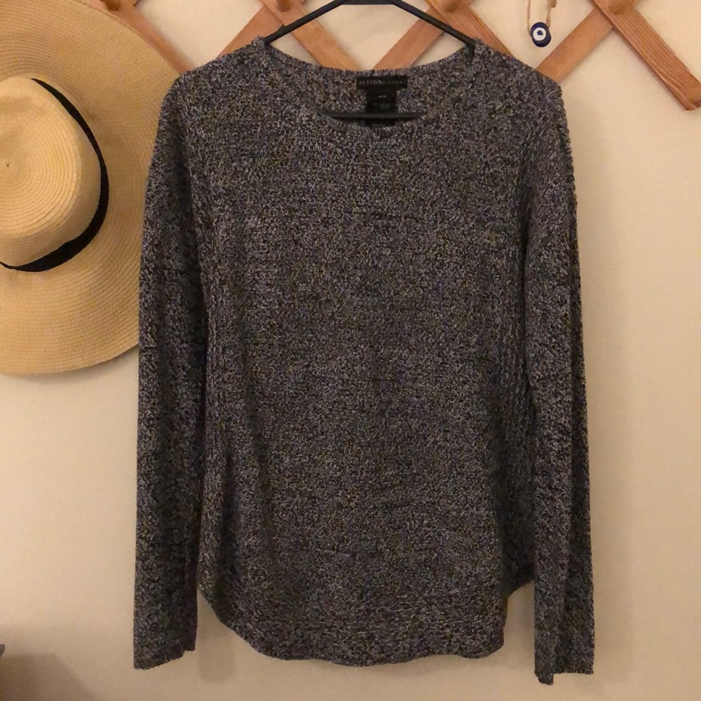 Black and white sweater- like new